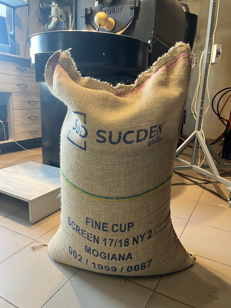Мішок кави Бразилія Моджиана Gran Cafe з маркуванням Caf&eacute;s do Brasil біля ростера Probat